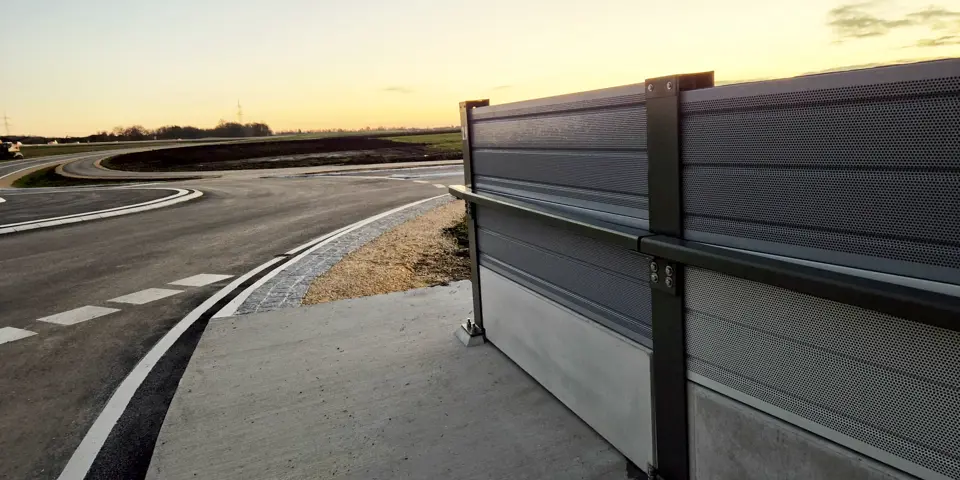 Konstruktionselemente der Lärmschutzwand mit Stahlpfosten, Handlauf und Sockelelementen an der B311 in Erbach